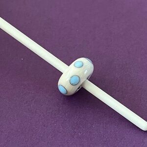 Trollbeads Beige/Blue Dot bead. TGLBE-10057.